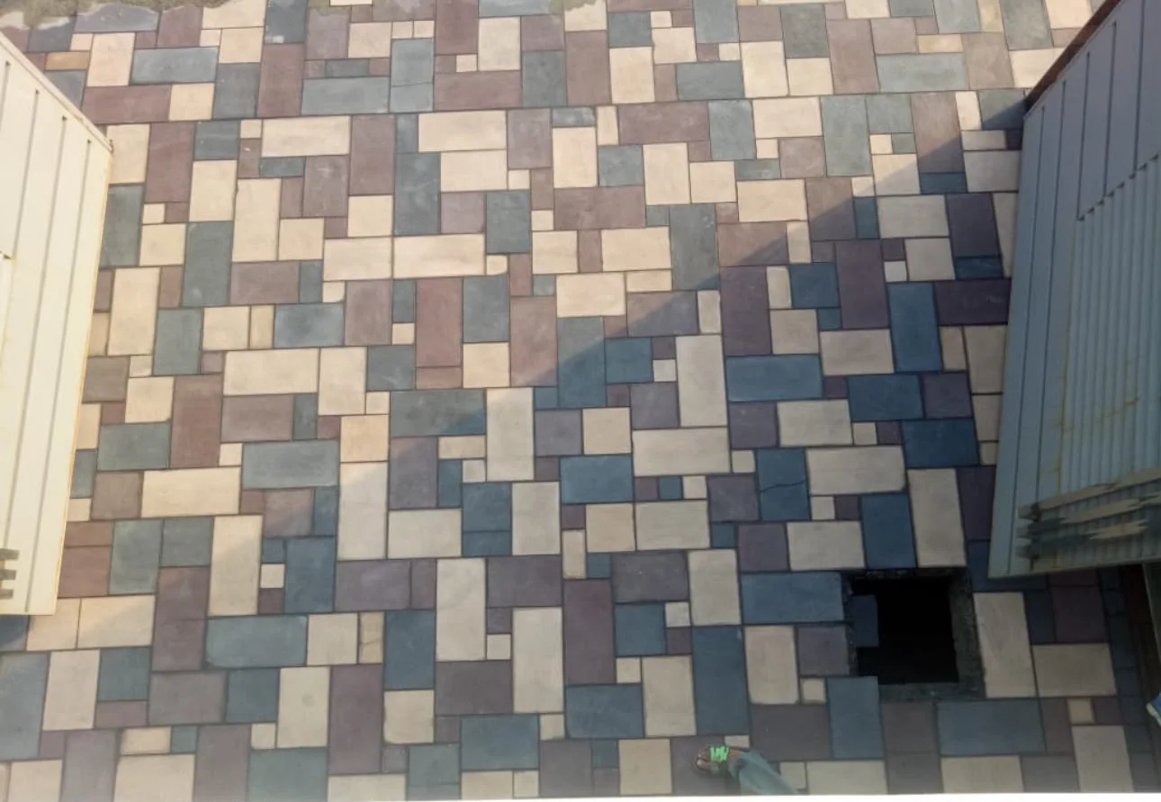 Random-format decorative paving